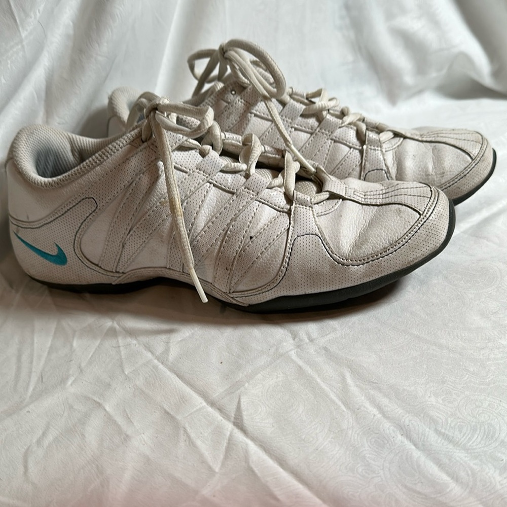NIKE Musique IV Women’s Athletic Dance Cheer 
Size 6-1/5.